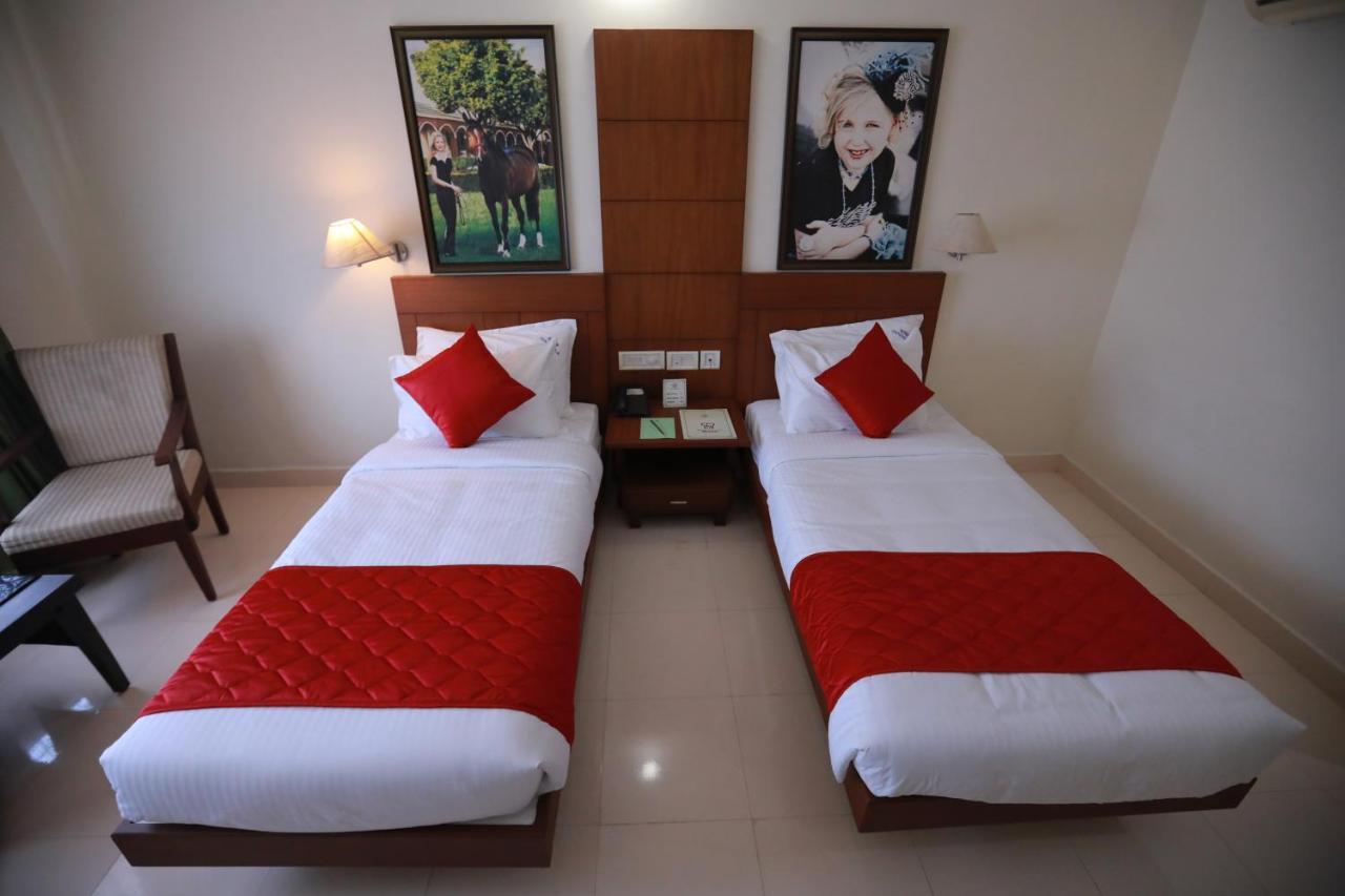 Hotel Peninsula Thrissur 외부 사진