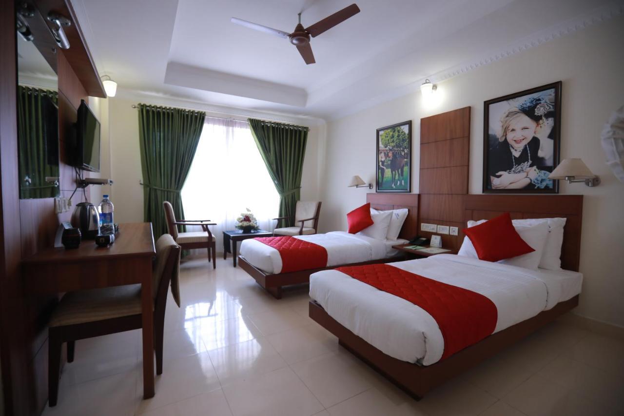 Hotel Peninsula Thrissur 외부 사진