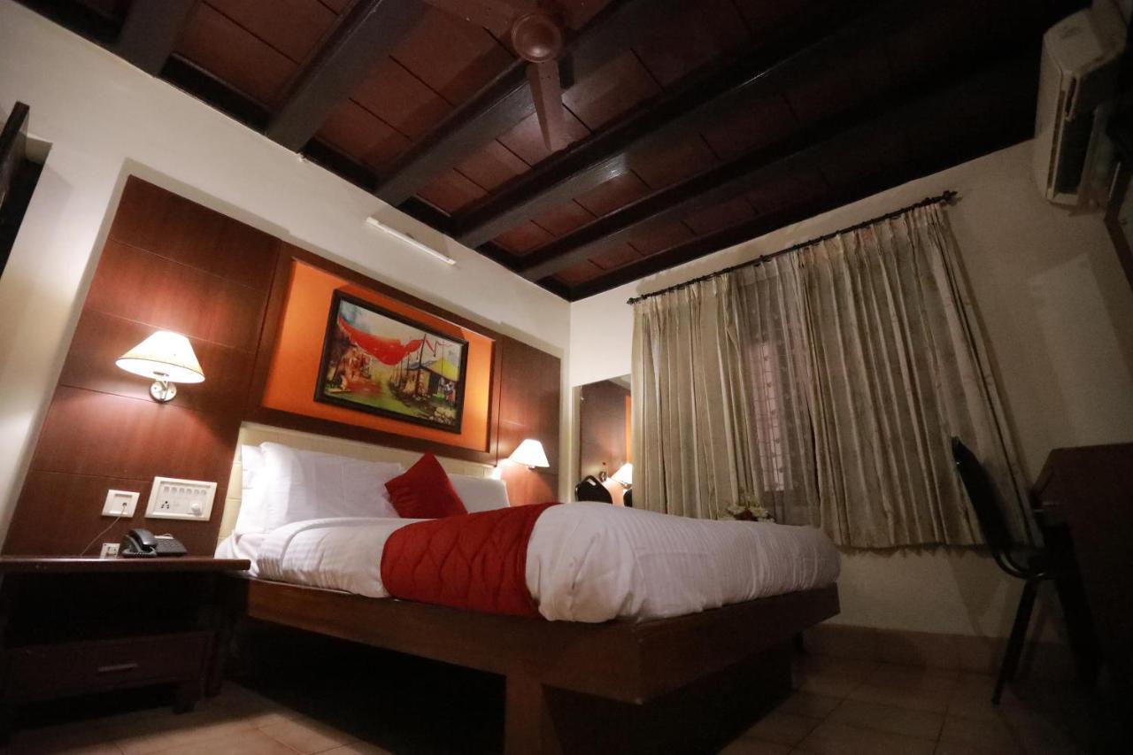 Hotel Peninsula Thrissur 외부 사진
