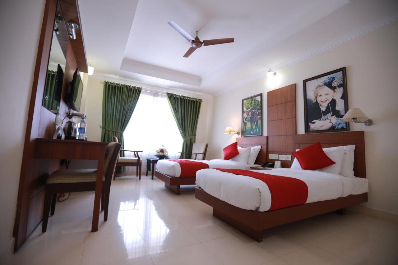 Hotel Peninsula Thrissur 외부 사진