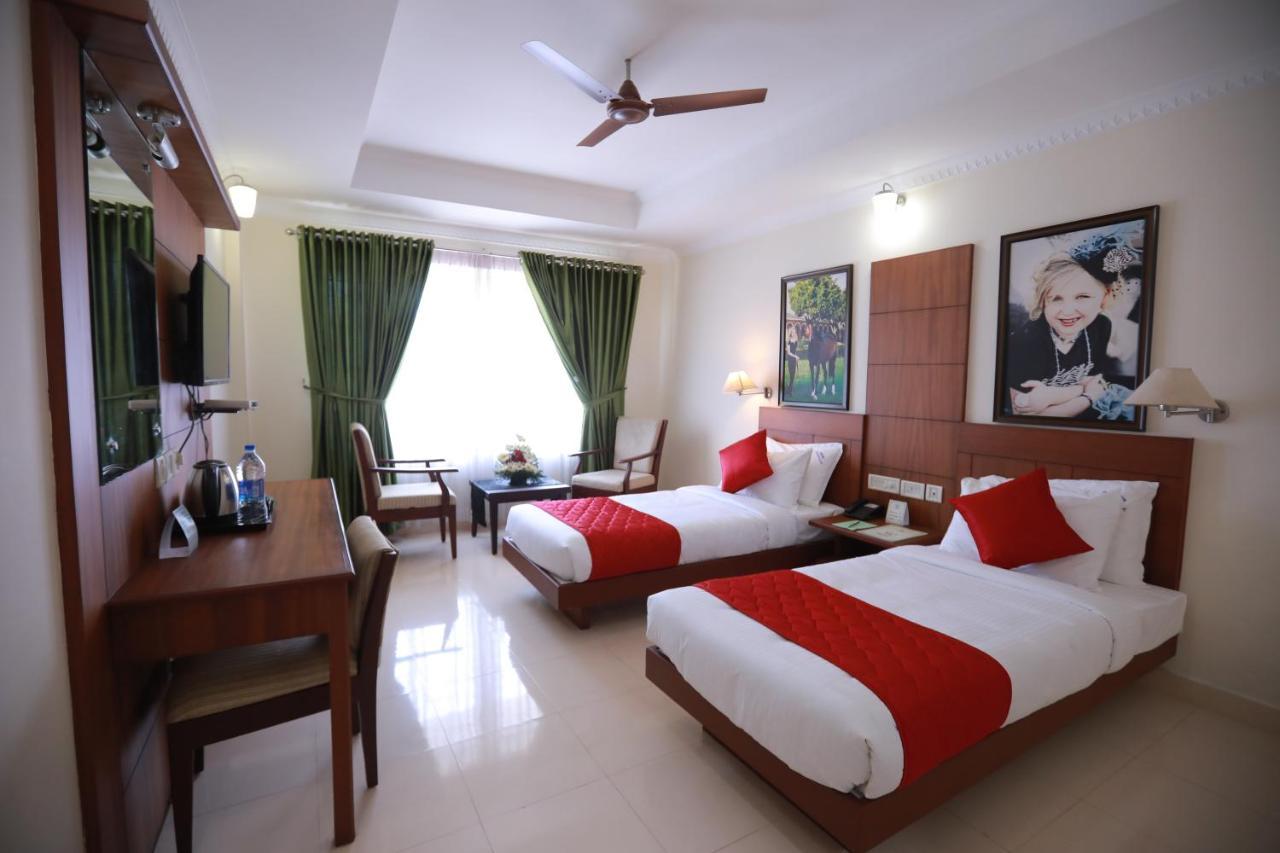 Hotel Peninsula Thrissur 외부 사진