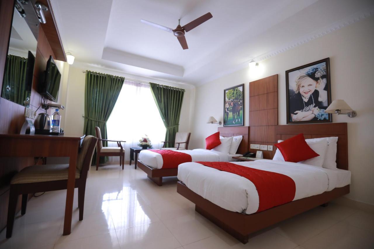 Hotel Peninsula Thrissur 외부 사진