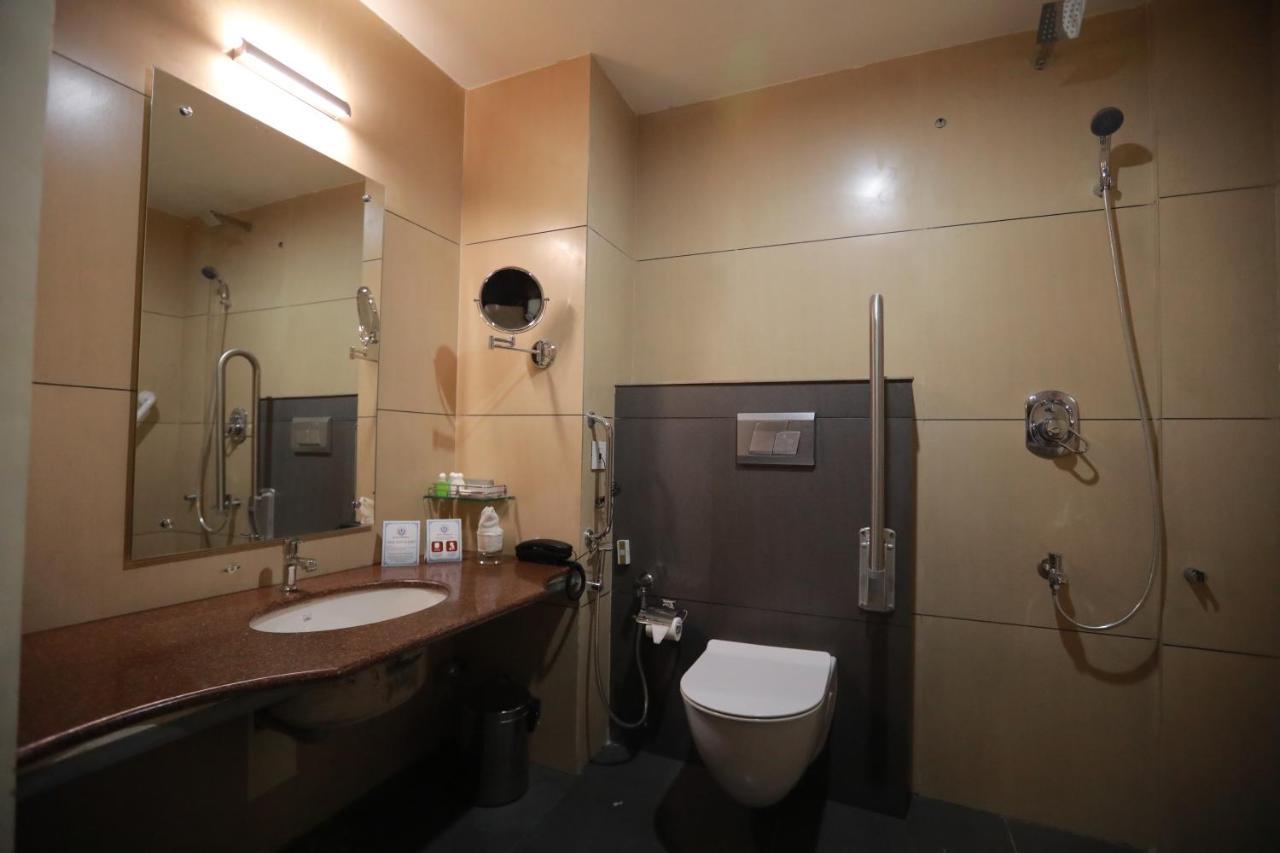 Hotel Peninsula Thrissur 외부 사진
