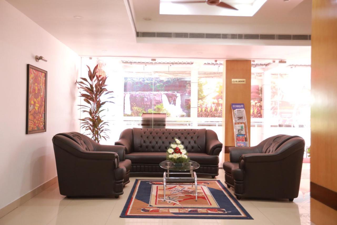 Hotel Peninsula Thrissur 외부 사진